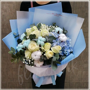 BO132 白色玫瑰 藍色繡球 棉花 滿天星花束 香港玫瑰花店  BO132 白色玫瑰 藍色繡球 棉花 滿天星花束 香港玫瑰花店